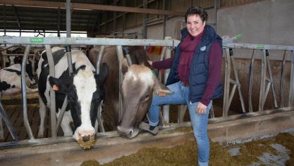 Evi voelt zich helemaal thuis tussen de koeien.