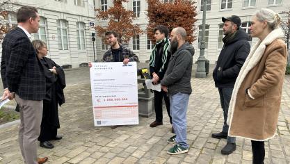 De Watercoalitie presenteerde ministers Jo Brouns en Caroline Gennez vrijdag de symbolische factuur die de vervuiling van ons drinkwater de maatschappij kost.