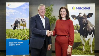 Volgens Sybren Attema (links) en Betty Eeckhout (rechts), respectievelijk de voorzitters van het bestuur van FrieslandCampina en het bestuur van Milcobel, vergoten de zuivelcoöperaties hun slagkracht door te fuseren.