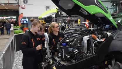 Studenten Landbouwmechanisatie van de Thomas More -hogeschool sleutelen aan machines op hun stand. Zij vinden direct werk nadat ze afstuderen.
