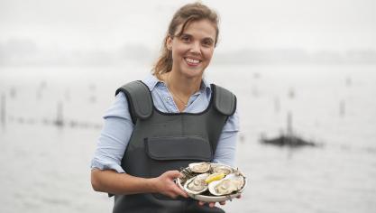 Uitbaatster van De Oesterput Kim Puystjens: “De Spuikom in Oostende is de ideale plek voor oesterkweek”.