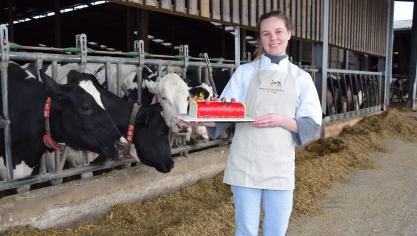 Kim toont trots een frambozenijsstronk met verse melk van de koeien van de Eshoeve.