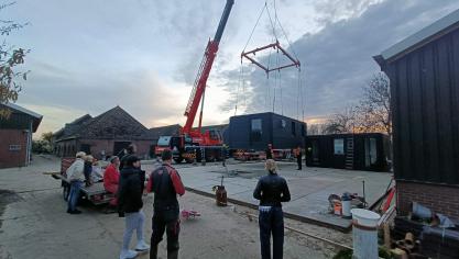 De Nederlandse melkveehouder Corné van Leeuwen heeft als een van de eersten ter wereld een installatieop zijn boerderij om kweekvlees te gaan produceren.