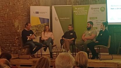 Vier jonge landbouwers beklommen het podium, doorbraken de stilte en praatten over hun welzijn.