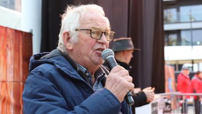 Marcel Marchand zoals  we hem vaak te zien krijgen, met de micro  in de hand