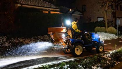 Zo’n 500 land- en tuinbouwers helpen bij het sneeuw ruimen en strooien van zout.