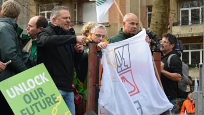 Lode Ceyssens richtte aan het einde van de manifestatie op 18 december het woord tot eurocommissaris Roswall. Het kan niet zijn dat slechte Europese regelgeving ervoor zorgt dat onze bedrijven op slot zitten, niet kunnen moderniseren en niet kunnen verduurzamen.”