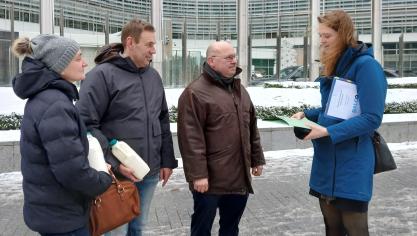 ABS-voorzitter Bruno Vincent (tweede van rechts op de foto) overhandigde 4.000 handtekeningen tegen het huidige Mercosur-akkoord aan de Waalse minister Dalcq (rechts).