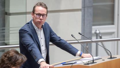 Minister Brouns ligt onder vuur door een subsidie die hij toekende aan een Boerenbond-consortium voor een infopunt over emissiereductie in de veehouderij.