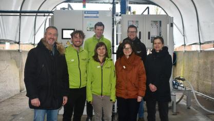 Gedeputeerde Bart Naeyaert (links) bij de voorstelling van de pilootvergister, samen met (voort vanaf links) onderzoeksleider Reindert Devlamynck, onderzoekers Sander Vandendriessche en Evelien Derynck, gedelegeerd bestuurder Mia Demeulemeester, manager van de biogassite Tim Bockstael en unitmanager Greet Ghekiere.