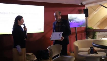 Maarten Van De Vijver ontving de erkenning uit handen van Mevrouw Emely Feys, directrice Paardenpunt Vlaanderen.