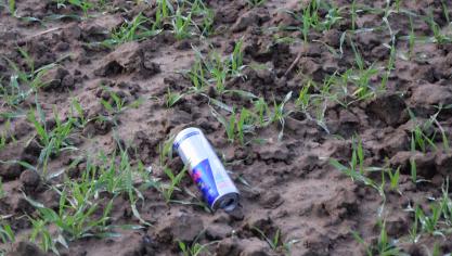 Meerdere Belgische landbouworganisaties maken zich zorgen om het impact van zwerfvuil op de land- en tuinbouwbedrijven.