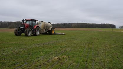 Omwille van de droge weersomstandigheden is het uitrijden van mest op grasland met 1 week vervroegd.