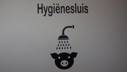 Een hygiënesluis hebben met bedrijfskledij en -schoenen is één ding, ze correct gebruiken is minstens even belangrijk.