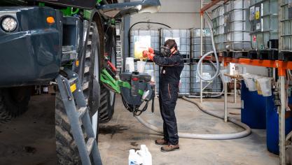 Op de vul- en spoelplaats in zijn loods kan loonsproeier Niels Caignie de tank van zijn sproeimachine veilig vullen.