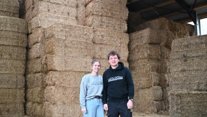 Het hooi en stro kopen Geert  en Kirsten voor  zowat 80% in  Frankrijk.