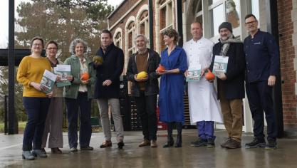 De partners van ZoBio 2.0 op de loskade bij zorggroep Sint-Kamillus, met links van minister Brouns Anne Martens, bioboerin van Herpendalvallei, en uiterst rechts keukenmanager Patriek Elebaut.