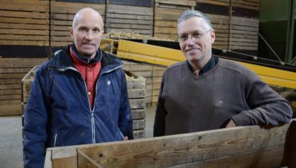 Zaakvoerder Gino Martens (rechts) met heftruckchauffeur Erik De Neve in de sorteerruimte.