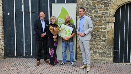 Maarten Gelders van Den Boogerd uit Halen kreeg vorig jaar de BioVLAM-award uit handen van Filip Fontaine, CEO van VLAM (links op de foto) en minister van Landbouw Jo Brouns.