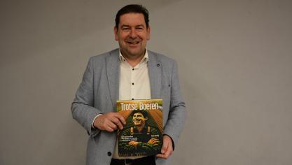 Bart Dochy met zijn boek ‘Trotse Boeren’, dat hij na de boekvoorstelling in Sint-Eloois-Winkel liefst 250 keer mocht signeren.