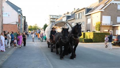 Louis Van De Vijver op de huifkar met programmaboekjes tijdens Katuit (2025) in Dendermonde.