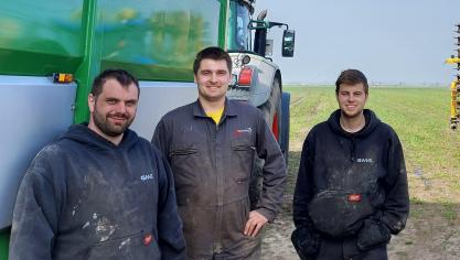 V.l.n.r. Michael Boon, Emiel Leuridan, Lucas Hancke dienen drijfmest toe via de sleepslangmethode/navelstrengbemesting en gebruiken hiervoor een ‘mengcontainer’.