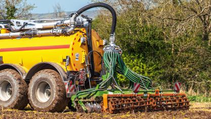 Amazone kan zijn Catros- schijveneg nu af fabriek voorzien van een oplossing om drijfmest of andere vloeibare mestsoorten te verdelen.