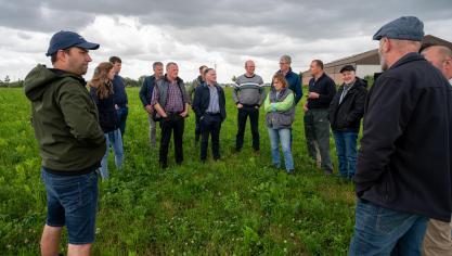 Landbouwers in gesprek op thematisch uitwisselingsmoment over mengteelten.