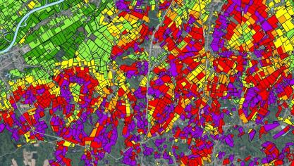 In sommige regio’s in Vlaanderen liggen erg veel erosiegevoelige percelen (in paars en rood aangeduid).