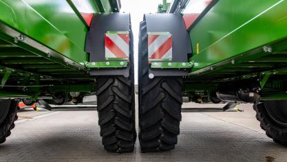 Rechts de nieuwe mogelijke bandenmaat die Bergman kan monteren onder zijn stalmeststrooiers.