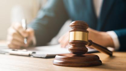 Indien de Procureur des Konings beslist om het misdrijf strafrechtelijk af te handelen, dan komt de zaak in beginsel voor de correctionele rechtbank.