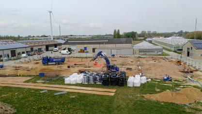 Inagro start met de bouw van een nieuw ‘proefveldatelier’ dat praktijkhallen voor na-oogstonderzoek, een centrale cluster voor gewasbescherming, groeikamers en nieuwe bewaarinfrastructuur voor openluchtteelten bundelt.