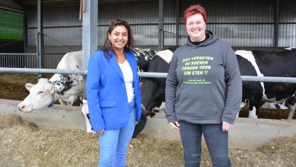 Jinnih Beels bij de koeien van rundveehoudster Sabina Vandeweyer: “Landbouw is een job, er moet een verdienmodel achter zitten.”