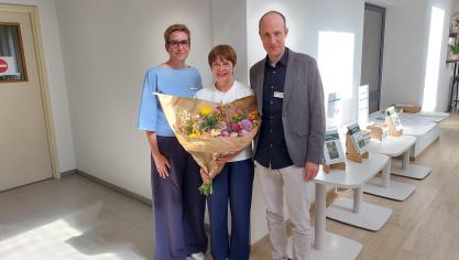 Annemie Elsen (links) en Pieter Janssens (rechts) bij de emeritaatsviering van Hilde Vandendriessche (midden).