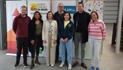 Antwerps landbouwgedeputeerde Jinnih Beels (tweede van links) en minister van Landbouw Jo Brouns (tweede van rechts) gaven de aftrap van de Week van de Korte Keten op het bedrijf 't Hertsveld van Stijn en Ann Van de Voorde (centraal op de foto).