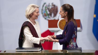 Commissievoorzitter Ursula von der Leyen en de Mexicaanse president Claudia Sheinbaum schudden elkaar de hand na het ondertekenen van het handelsakkoord tussen de EU en Mexico.