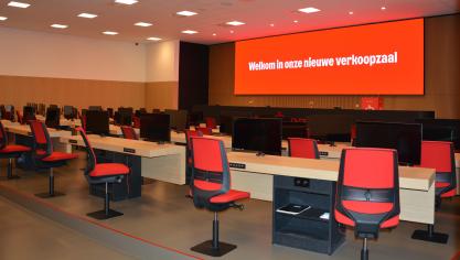 De nieuwe, compacte veilzaal telt 76 plaatsen voor kopers en 63 plaatsen op de tribune.