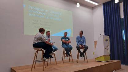 De deelnemers aan het spraakmakende panelgesprek van de biotrefdag, v.l.n.r. moderator Annelies Blomme, Johan Boussemaere, Kevin Beddeleem en Lieven Delanote.