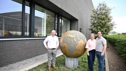Alexia Dubaere (midden) en Simon Hongenaert (rechts) treden bij DVA in de voetsporen van Luc Dubaere.