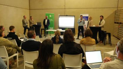 Tijdens de ‘Tour de Boer voor bleidsmakers’ was er een panelgesprek met onder meer Kris Peeters (Boerenbond), Hans Verhoeven (De Hoeve Innovatie, Nederland), Sam De Campeneere (WeComV), Bram Van Hecke (kabinet Brouns) en Chris Van Naarden (ministerie van Landbouw, Nederland).