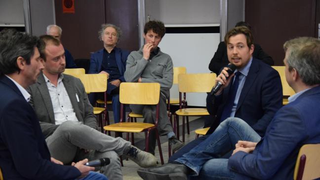 Van links naar rechts ziet u Marc Sneyders (Bayer), Jürgen Vangeyte (ILVO), Stef Mertens (Crelan), professor Buysse (UGent), Pieter Callens (Eubelius) en Miel Hostens (UGent) in debat.