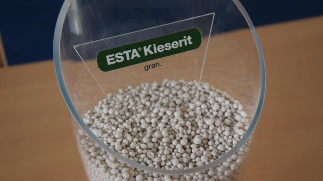 ESTA Kieserit is een rond granulaat dat gemakkelijk te strooien is.
