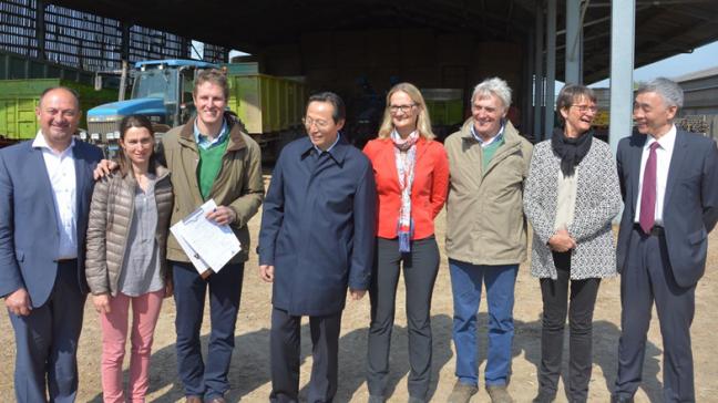 Vergezeld van minister Borsus (links), bezocht de Chinese minister van Landbouw (4e van links), en de Chinese ambassadeur in België (volledig rechts) twee Brabantse Witblauwbedrijven in al hun facetten.