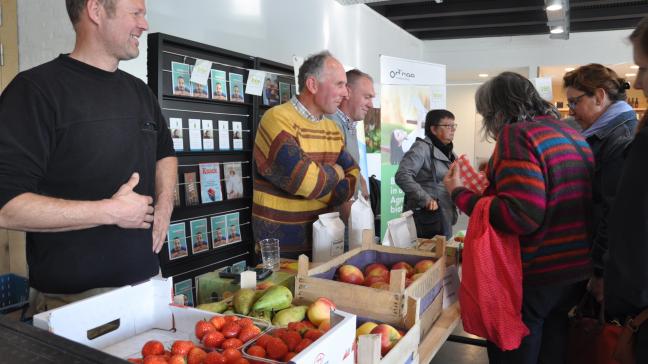 In de Buurderij gaan Boer en Buur met elkaar in gesprek en  worden boodschappen afgehaald.