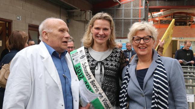 V.l.n.r.: Organiserend erevoorzitter van Varkensstamboek Oost-Vlaanderen Karel Verstraeten, schoonste boerin van Vlaanderen Mieke Verniest en directrice van de Broederscholen Ingrid Van der Heyden.