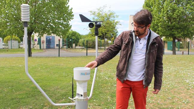 Guilhem Fabre legt de voordelen van de onderling verbonden weerstations Météus uit.