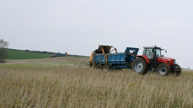 Indien de pachtoverdracht voldoet aan de voorwaarden van de bevoorrechte pachtoverdracht kan bij een schade uit bovenmatige burenhinder enkel de nieuwe pachter worden aangesproken. Indien er sprake is van een gewone pachtoverdracht kan zowel de nieuwe als de oude pachter worden aangesproken.