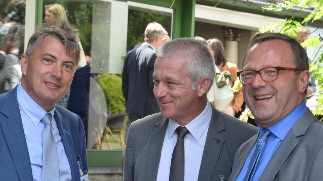 Luc Van Impe (links) volgt Jean-Marc Schevenels op (centraal) als BCZ-voorzitter. Gedelegeerd bestuurden Renaat Debergh (rechts) lichtte de melkconjunctuur toe.