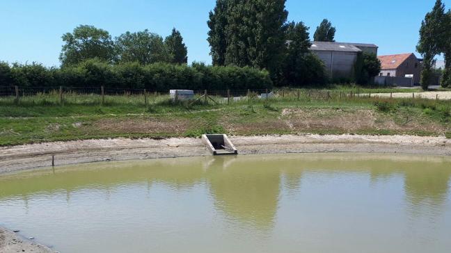 Vanaf maandag 10 juli 2017 kunnen landbouwers water ophalen in een grote waterplas aan de Oude Brugseweg in Roksem (Oudenburg) voor het irrigeren van gewassen of voor drinkwater voor dieren.