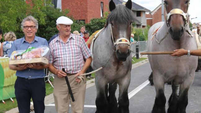 Burgemeester Jos Stassen van Kruibeke overhandigt de prijs in natura aan Remi Verhulst uit Sint-Pauwels voor zijn overwinning bij de loten van twee trekpaarden.